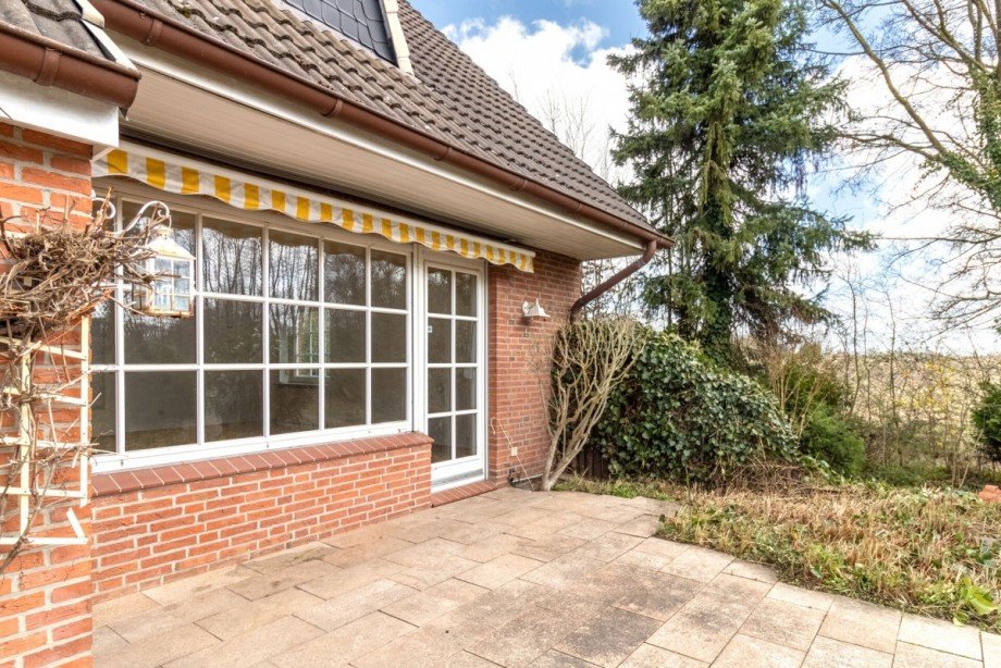 Terrasse mit Markise Doppelhaush�lfte Kummerfeld