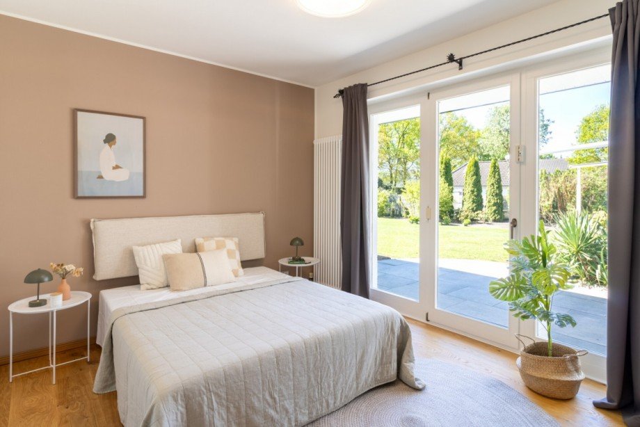 Schlafzimmer mit Terrassenzugang und begehbarem Kleiderschrank Haus Heidgraben