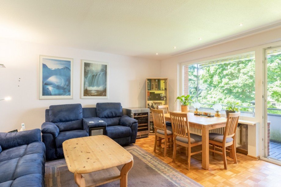Wohnzimmer mit Balkonzugang Etagenwohnung Wedel